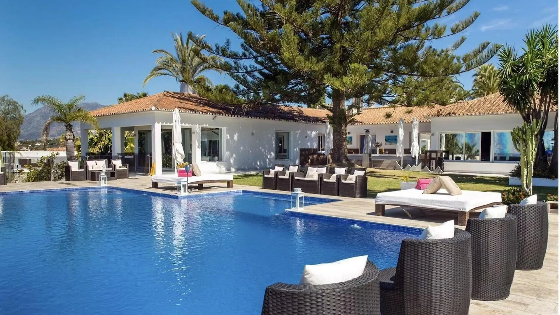 Modern Versace-Themed Villa Marbella İspanya