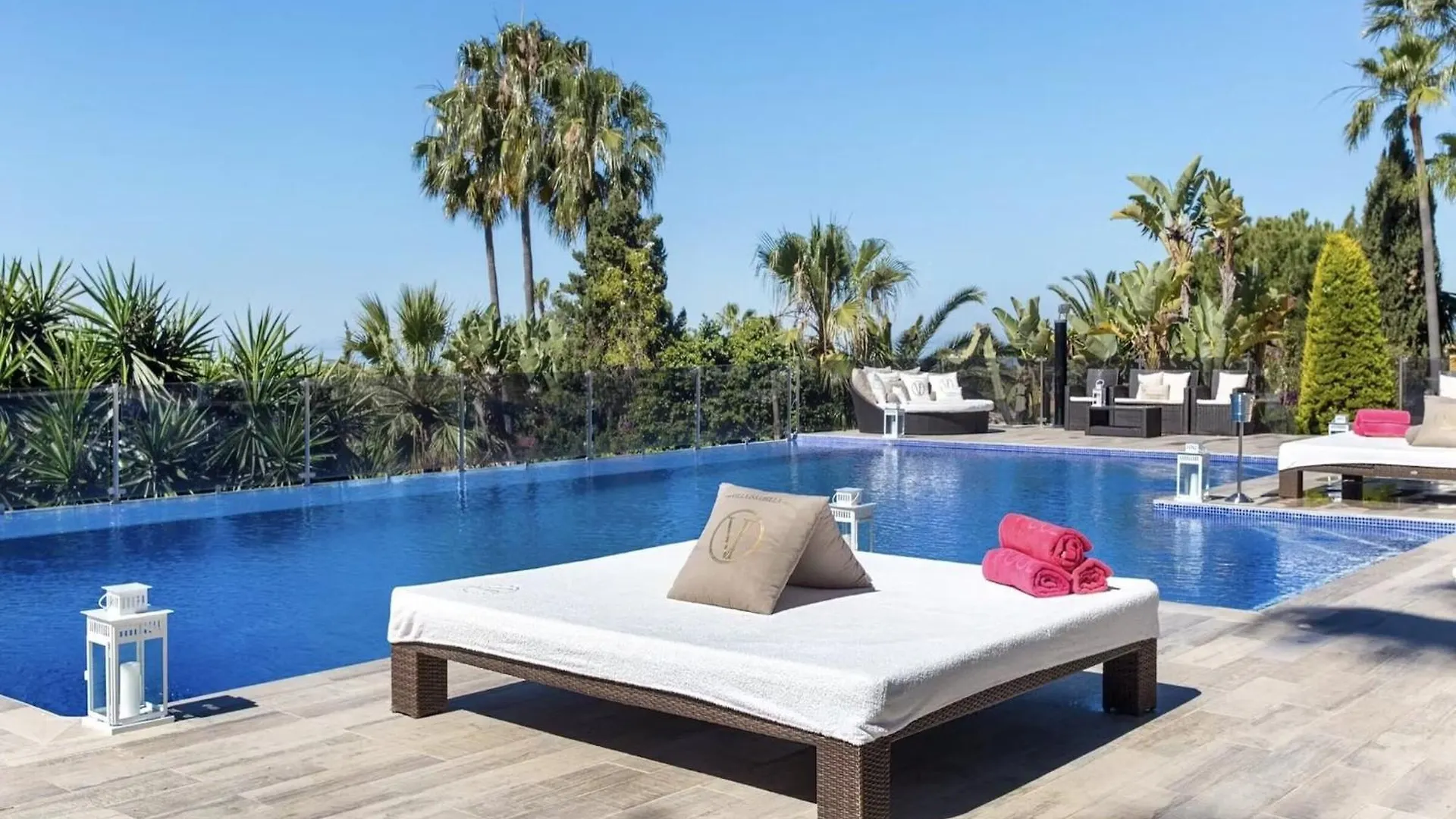 Modern Versace-Themed Villa Marbella 0*,